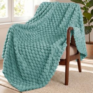 Plaid de luxe en flanelle gaufrée effet écaille de tortue 3D, doux et confortable, texture nid d'abeille, en polaire gaufrée couleur turquoise, 100% polyester - Product Image 5