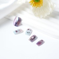 Ongles press-on violets ornés de diamants, séduisamment doux et sensuels, pré-dessinés, couvrance totale, forme carrée courte, très demandés