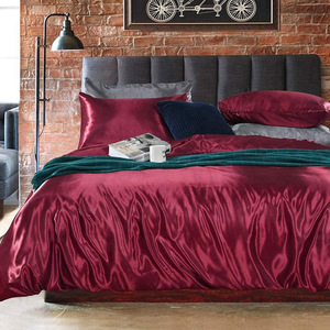 Parure de lit de luxe en soie 4 pièces, couleur unie rouge, pour lit de 2,0 m, idéale pour célébrations de mariage - Product Image 1