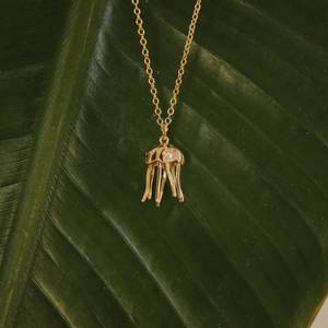 สร้อยคอรูปสัตว์ทะเล ชุบทอง 18K ทำจากทองเหลืองประดับมุกน้ำจืดทรงบาโรก รูปปลาหมึก แมงกะพรุน และปลาเป่าลม - Product Image 4