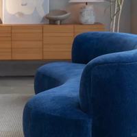 Sofá Chesterfield Moderno Nórdico YUMU con Cubierta de Tela, Base de Madera Sólida, Curvo, Tres Plazas, Altura Ajustable, Espuma de Alta Densidad, para Hotel