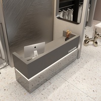 Comptoir de réception gris en acier inoxydable avec rangement pour magasins de vêtements, salons de beauté, espaces commerciaux - Design coréen moderne et minimaliste