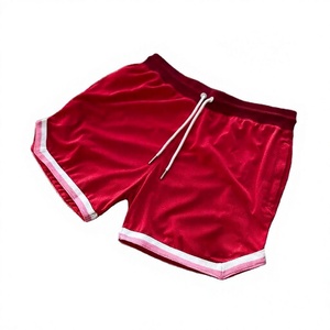 Pantalones cortos de malla rojos para hombre, de cintura media, con cordón, informales, transpirables, de poliéster, con bolsillo con cremallera, estampado de llamas, rayas laterales tejidas - Product Image 1
