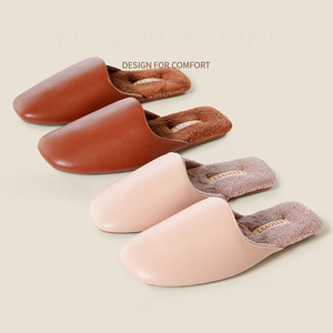 Chaussons élégants en cuir de couleur unie avec bordure en forme d'arc, doublure en polaire imperméable, semelle en caoutchouc antidérapante, pour couple, usage domestique - Product Image 2