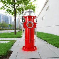 Ornement de jardin en résine rouge en forme d'hydrant avec empreinte de patte lumineuse et chaîne argentée, décoration réaliste pour pelouse, pour commémoration d'un animal de compagnie ou cour extérieure