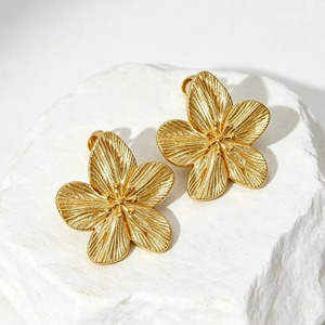 Boucles d'oreilles clips en acier inoxydable couleur or 18 carats, hypoallergéniques, motif floral texturé, pour femmes - Product Image 1