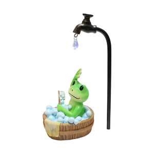 Statue de bain de <span class=keywords><strong>grenouille</strong></span> <span class=keywords><strong>verte</strong></span> lunatique avec robinet artisanat en résine-<span class=keywords><strong>grenouille</strong></span> dans un seau en bois avec eau de bain bleue et porte-savon - Product Image 1