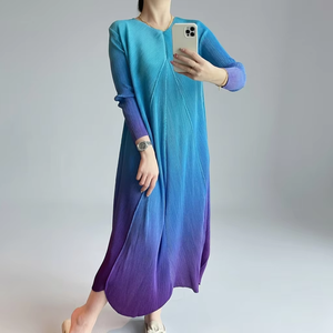Pronto per la Spedizione: Abito Midi Plissettato Stile Miyake per Donna, Taglia Unica, Alta Elasticità, Sfumatura Ombré Sognante - Product Image 6