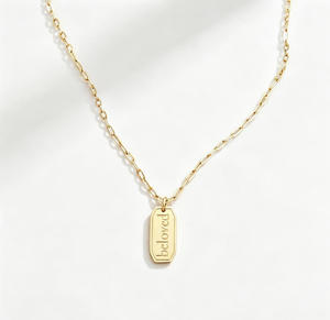 Collar de Acero Inoxidable con Baño de Oro PVD Personalizado, Collar con <span class=keywords><strong>la</strong></span> Escritura 'Amado por <span class=keywords><strong>Dios</strong></span>', Joyería Cristiana, Regalo Religioso - Product Image 2