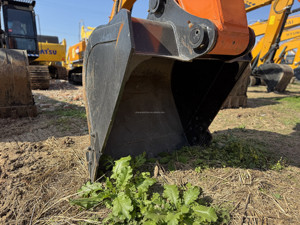 حفارة هيتاشي ZX210 مستعملة بحالة جيدة وطلاء أصلي، جاهزة للعمل - Product Image 5