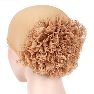 Stock al por mayor de color sólido Flores grandes leche seda encaje moda <span class=keywords><strong>Hijab</strong></span> musulmán mujeres turbante con flor - Product Image 1