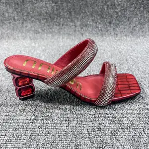 Sandalias de mujer recién llegados moda 2024 pisos zapatos casuales al aire libre zapatillas de cuero cómodas ligeras para damas