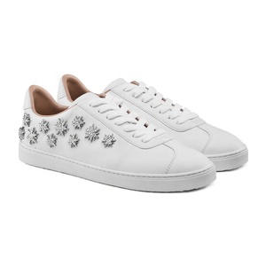 zapatos de mujer juveniles planos blancos casuales con cordones cómodos con adornos estrellas - Product Image 1
