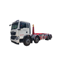 Compacteur de déchets Haowo pour camions lourds avec bras à crochet détachable pour un chargement/déchargement rapide des bacs à déchets pour la collecte quotidienne dans les parcs et propriétés