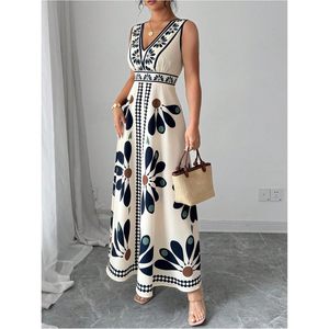 Robe longue d'été florale personnalisée pour femme, col en V, sans manches, coupe trapèze fluide, idéale pour les vacances, en tissu tissé respirant - Product Image 1