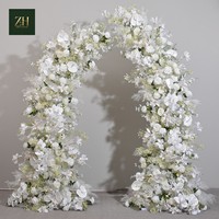 Arche florale artificielle minimaliste en crème et blanc, avec fleurs d'orchidée et de pampa, pour un look aérien, idéale pour les mariages bohèmes neutres et les séances de fiançailles.