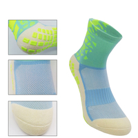 Vente en gros de chaussettes noires de football pour hommes, chaussettes antidérapantes longues de football personnalisées