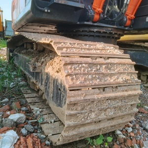 Excavatrice sur chenilles d'occasion Hitachi ZX240H à vendre – Moteur, boîte de vitesses, godet de 1,2 m, poids opérationnel de 24 tonnes - Product Image 3