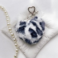 Nouveau porte-clés en peluche mignon à imprimé léopard en forme de cœur, porte-clés en peluche doux avec boules en peluche en forme de cœur