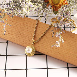 Collier <span class=keywords><strong>pour</strong></span> femme avec pendentif initial en forme de <span class=keywords><strong>lettre</strong></span>, personnalisé, en acier inoxydable plaqué or 18 carats, résistant à l'eau, avec nacre, de la marque Fandi Jewelry. - Product Image 6