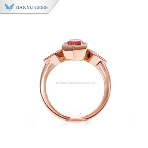 Anillo Tianyu Gems personalizado de oro rosa de 14K con zafiro rosa hexagonal de laboratorio y diamante de laboratorio DEF con corte rombo y engaste de bisel - Product Image 2
