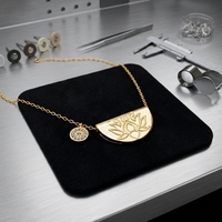 Collier à double pendentif en argent sterling 925 plaqué or 18 carats gravé Lotus porte-bonheur, fabrication sur mesure Milskye Jewelry