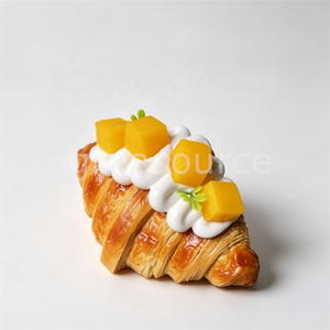 Modèle réaliste de croissant à la crème de mangue, pâtisserie artificielle, pain feuilleté, crème fouettée, garniture aux fruits, pour la démonstration en café et la formation en cuisine, modèle alimentaire frais - Product Image 4