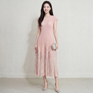 ชุดเดรสจีบพลีท Miyake รุ่นใหม่ประจำฤดูร้อนปี 2026 ไซส์พลัส แต่งชายระบาย  เสื้อผ้าผู้หญิงไซส์พลัส ขายส่ง - Product Image 2