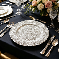 Assiettes de présentation de luxe dorées Wojia 13 pouces, texture martelée, revêtement poudré, en plastique, pour traiteur et table de banquet