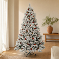 Sapin de Noël artificiel floqué de 2,10 m, effet neige, avec baies rouges, pommes de pin et support métallique pliable