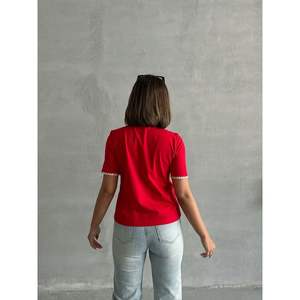 Topshow – Haut court rouge pour femme, style streetwear respirant avec coupe ample, tailles XS à 3XL, décoration lettres - Product Image 1