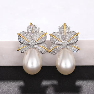 Boucles d'oreilles de luxe bicolores en or blanc avec perles et feuilles de diamants taille brillant rond, plaqué or 18 carats, bijoux de mariage pour femme - Product Image 5