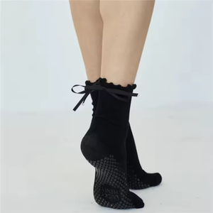 Chaussettes de yoga et de Pilates antidérapantes personnalisées – Chaussettes de ballet à logo personnalisé, chaussettes de Pilates et de yoga à logo personnalisé, à volants pour femmes - Product Image 4