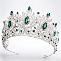 Diadème Rouge Rubis, Tiara Dorée, Coiffe Festive pour les Fêtes, Magnifique Couronne de Noël et de Mariage, Coiffe de Spectacle de Luxe et de Caractère