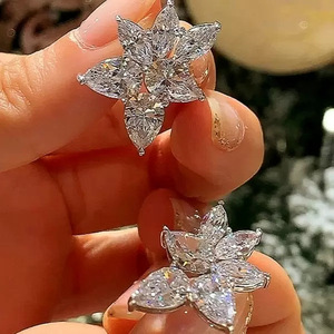 Orecchini a Perno con Fiore di Cristallo per Donne, Eleganti e Delicati, Accessori di Moda per Uso Quotidiano - Product Image 1