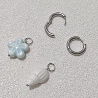 Anting-anting Huggie Hoop Asimetris dari Baja Anti Karat, Anting-anting Gantung Bunga Biru Pastel & Cangkang Kerang Putih, Perhiasan Musim Panas yang Lucu