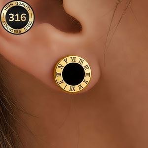 Boucles d'oreilles clous en acier titane à chiffres romains, boucles d'oreilles rondes à effet goutte d'huile noires, style rétro européen et américain, simples et originales - Product Image 1