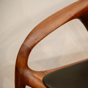Fauteuil d'appoint de luxe en bois de noyer avec accoudoirs ergonomiques, finition naturelle à grain ouvert pour villa, hôtel, maison PISANO - Product Image 4