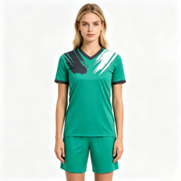 Vente en gros usine Kuzhida – Ensemble uniforme de football personnalisé pour filles et adultes – 100 % polyester, séchage rapide, col en V, unisexe, numéros d'équipe, joueur