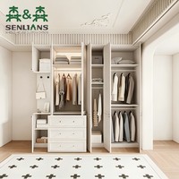 Armoire encastrée de style français, arquée, du sol au plafond, avec panneaux Shaker et niche latérale pour suite parentale