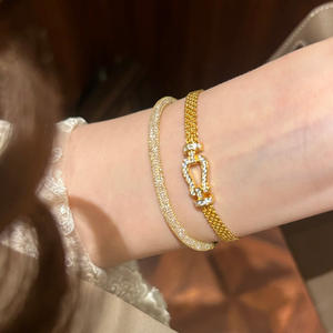 Pulsera de Estilo Retro Vintage con Hebilla de Herradura Chapada en Oro y Diamantes, Correa de Reloj Milanesa Italiana para Mujer - Product Image 3