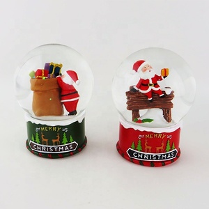 Globe de neige de Noël en résine, avec figurines de bonhomme de neige et de Père Noël, idéal pour les cadeaux - Nouveauté en promotion - Product Image 4