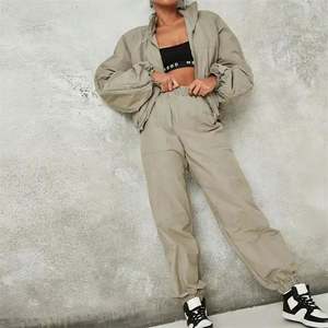 Sweat-shirt à capuche zippé surdimensionné plissé deux pièces pour femmes de la meilleure qualité personnalisée ensemble de survêtements Streetwear pour le devant de l'automne - Product Image 2