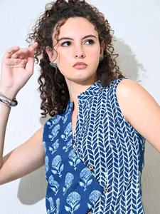 Neelam Gilet court solide à capuche avec bouton intéressant mélangeant charme bohème et esthétique moderne - Product Image 2