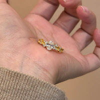 Bague en or ancien avec diamants en forme d'étoile et petits diamants sertis dans un serti en forme d'œuf de pigeon