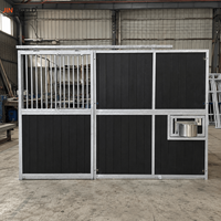 Portes avant et boxes de stalles pour écuries extérieures en promotion – Système de box de stalles équestres élégant et préfabriqué