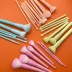 Ensemble de 6 pinceaux de maquillage en poils synthétiques avec manche en bois, pinceau plat et pinceau éventail pour le visage, les yeux, le correcteur, le fond de teint et l'application du rasoir - Product Image 6
