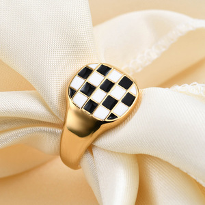 Anillos de Moda de 13MM Cuadrados con Diseño de Tablero de Ajedrez Blanco y Negro, Anillo de Acero de Titanio Chapado en Oro para Mujer, Joyería de Regalo - Product Image 5