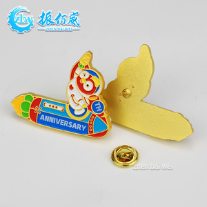 Fabricant chinois de broches en émail souple personnalisées en métal, motif personnage de dessin animé astronaute, broche de revers profilée en alliage de zinc avec logo d'entreprise - Product Image 2