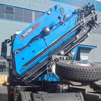 Grue à bras articulé hydraulique montée sur camion lourd pour la manutention de marchandises